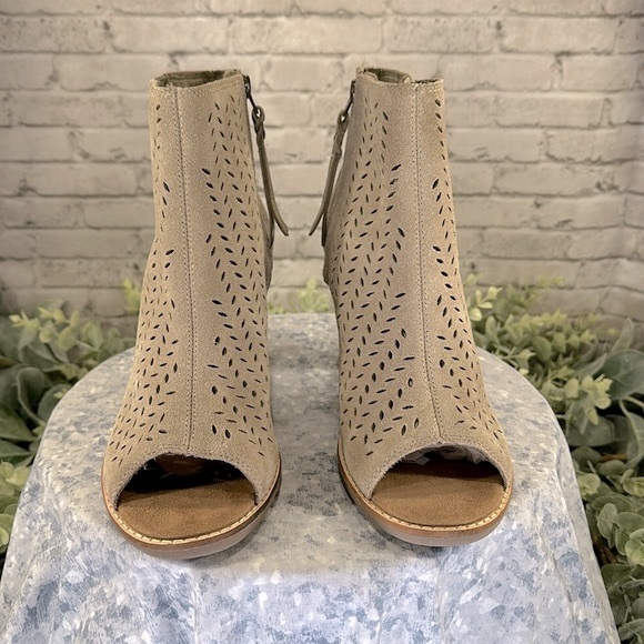 TOMS Majorca Beige Suede Peep Toe Perforated Fashion Ankle Booties WMS 9M✨EUC✨ - Picture 2 of 11